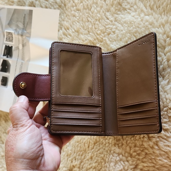 Gorgeous NWOT Coach Signature Wildflower Bi-fold Snap Front Wallet 🩷🌼 - Picture 14 of 16
